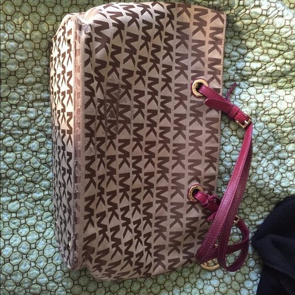 Michael Kors Handbags - Preloved tan cloth Michael Kors bag